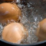 eier im kochenden wasser