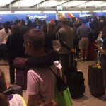 lange schlangen vor southwest-check-in